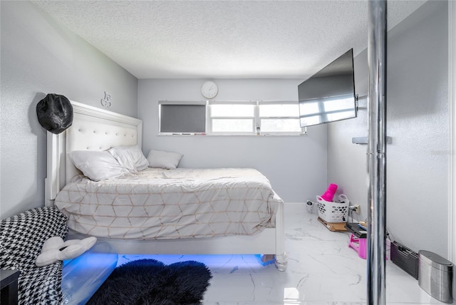 5006 Monet Ave, Belle Isle, FL 32812 - bedroom featuring a textured ceiling