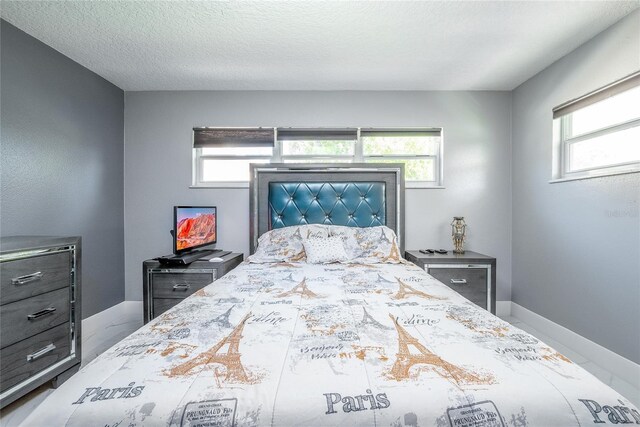 5006 Monet Ave, Belle Isle, FL 32812 - bedroom featuring a textured ceiling