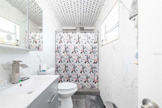 5006 Monet Ave, Belle Isle, FL 32812 - bathroom with vanity, toilet, and a shower with curtain