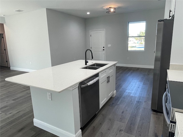 kitchen featuring sink, dark wood-type flooring, appliances with stainless steel finishes, white cabinetry, and an island with sink