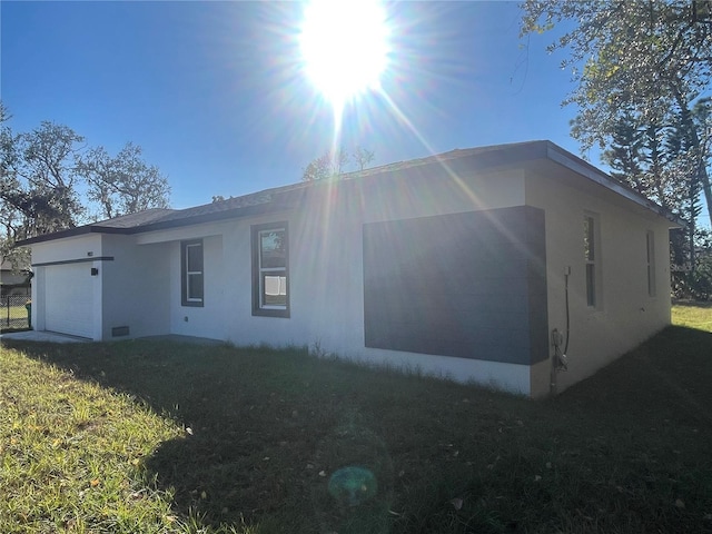 view of side of property featuring a lawn