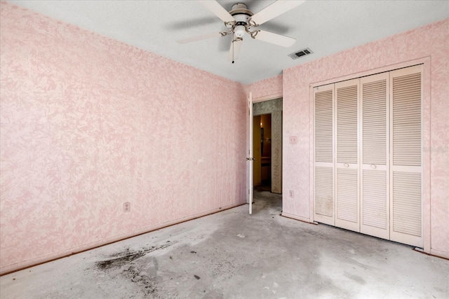 unfurnished bedroom with ceiling fan and a closet