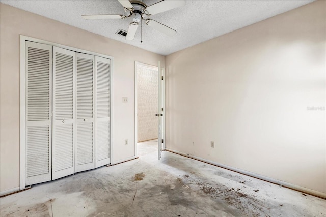 unfurnished bedroom featuring a textured ceiling, ceiling fan, and a closet