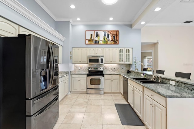 kitchen featuring stainless steel appliances, kitchen peninsula, sink, and cream cabinetry