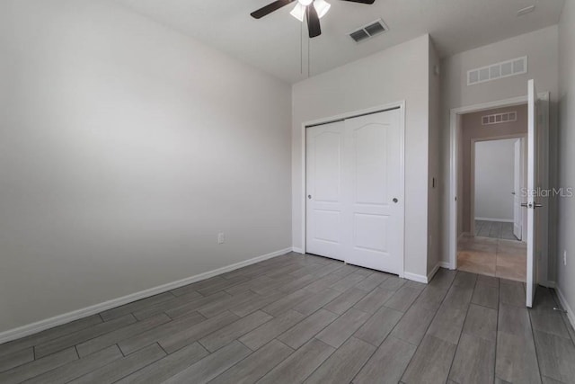 unfurnished bedroom featuring ceiling fan and a closet