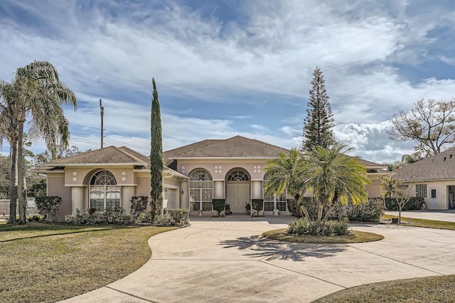 view of front facade featuring a front lawn