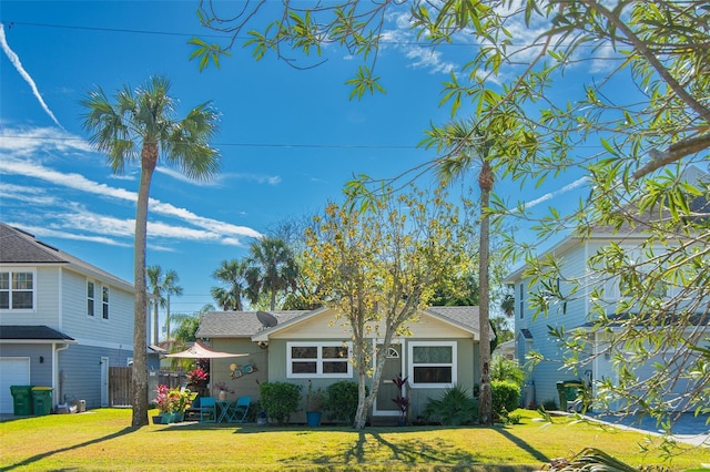 view of front facade featuring a front yard