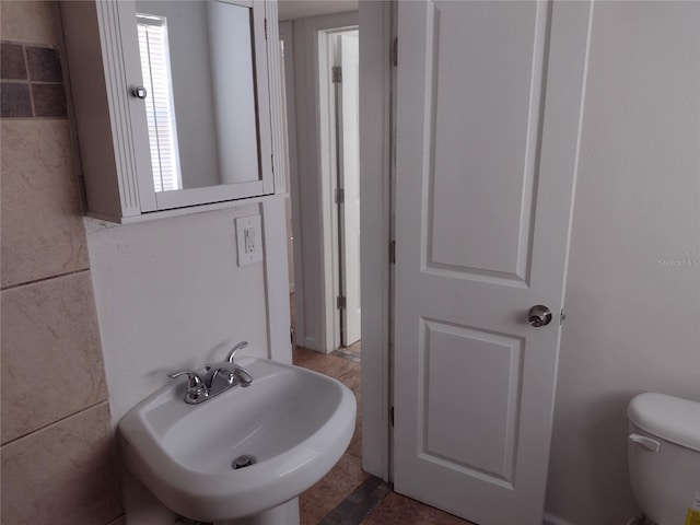 bathroom featuring toilet and sink