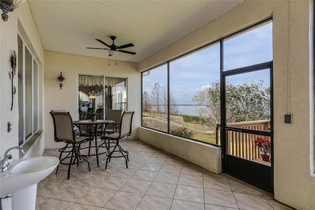 sunroom with ceiling fan