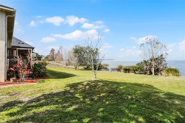 view of yard featuring a water view