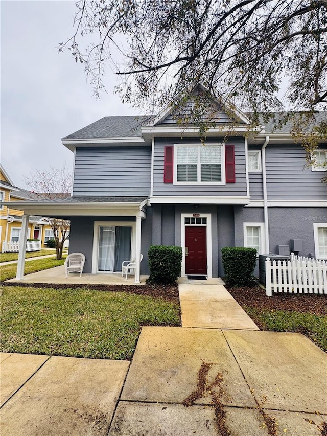 view of front of home featuring a front lawn