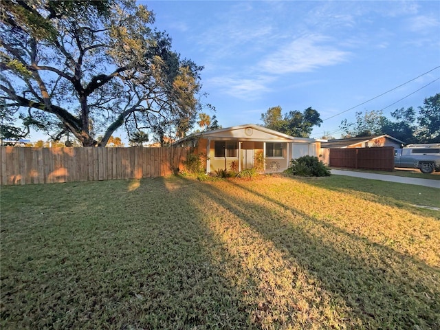 view of front facade featuring a front yard