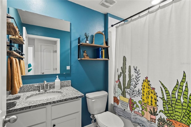 full bath featuring visible vents, a textured wall, toilet, vanity, and a shower with curtain