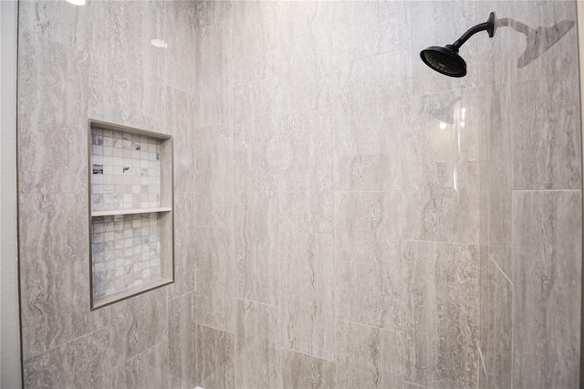 room details featuring a tile shower