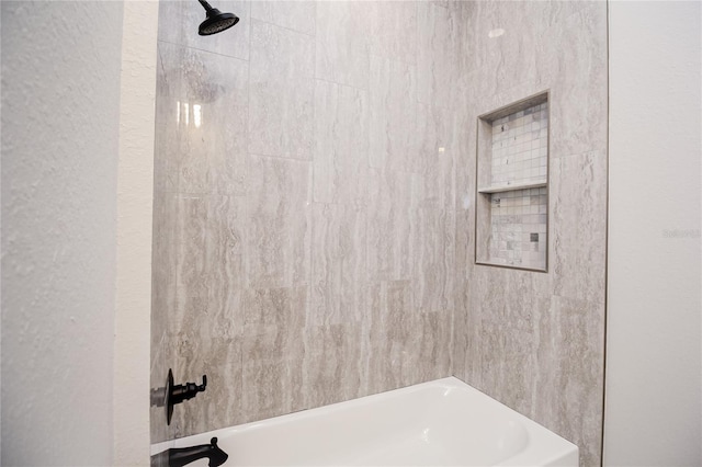 bathroom with tiled shower / bath