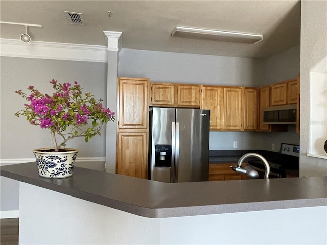 kitchen with stainless steel appliances, crown molding, sink, and kitchen peninsula