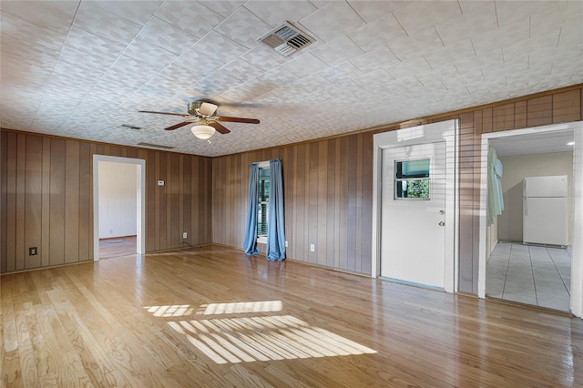 unfurnished room featuring light hardwood / wood-style floors and ceiling fan