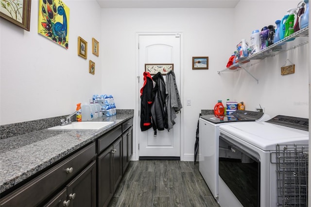 laundry room with sink, dark wood-type flooring, and independent washer and dryer