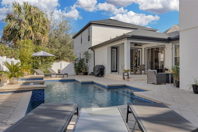 view of pool featuring an in ground hot tub, an outdoor hangout area, ceiling fan, and a patio area