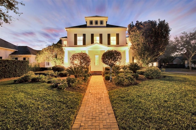 view of front of house featuring a lawn