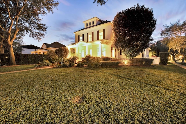 view of front of property featuring a yard