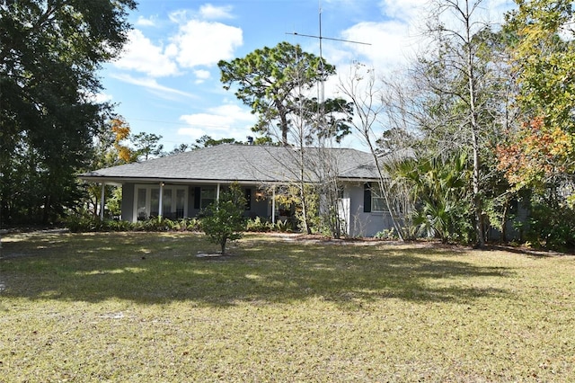 ranch-style home featuring a front lawn