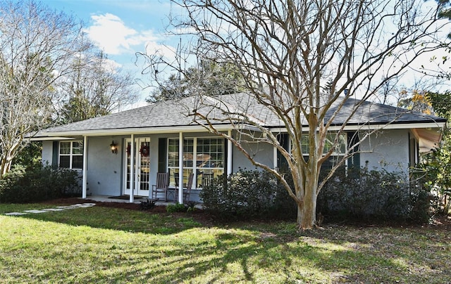 view of front of house featuring a front lawn