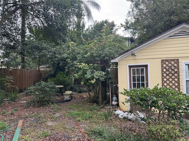 view of yard with an outdoor structure