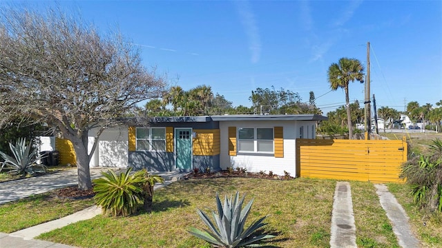 view of front of property featuring a front lawn