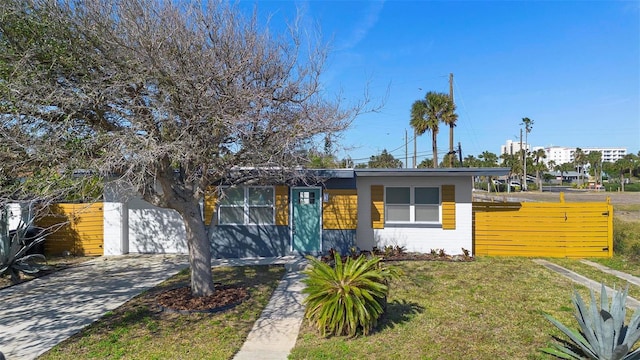 view of front of property with a front yard