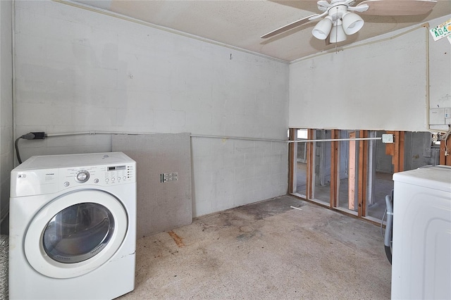 laundry room featuring ceiling fan and washer and clothes dryer