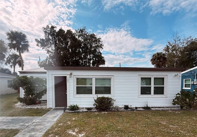 view of front of property with a front yard