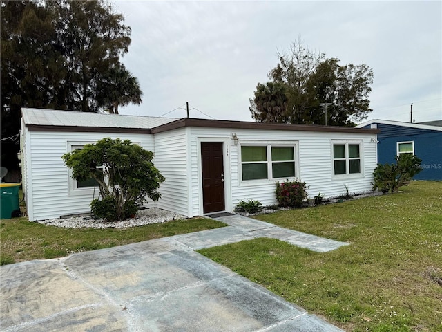 view of front facade with a front yard