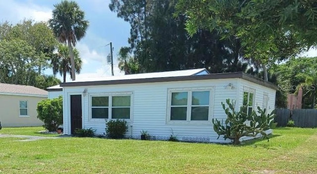 view of front of house featuring a front lawn