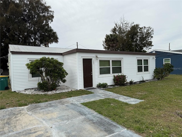 view of front facade featuring a front lawn