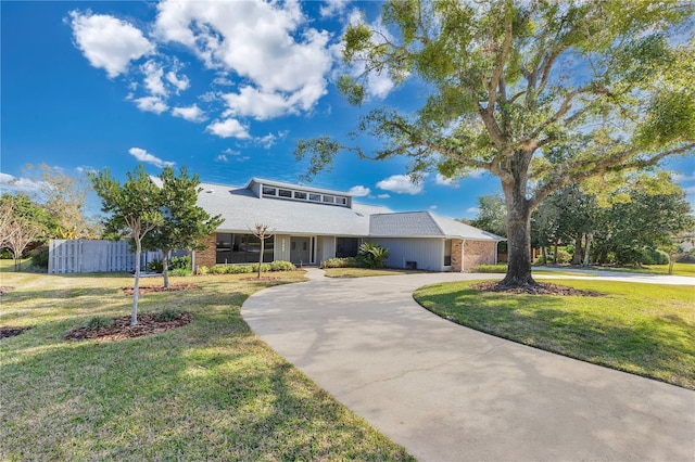 view of front facade featuring a front lawn