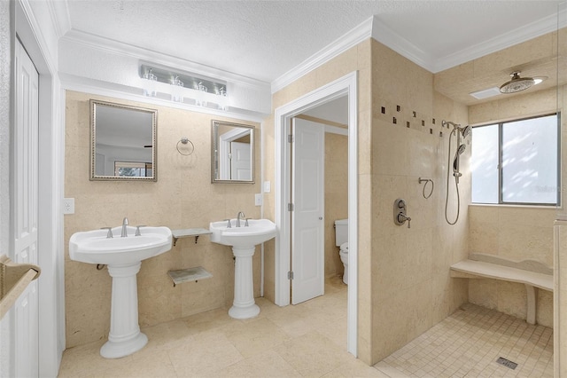 full bath featuring crown molding, toilet, and tiled shower
