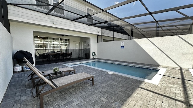 view of pool with a lanai, a jacuzzi, and a patio area