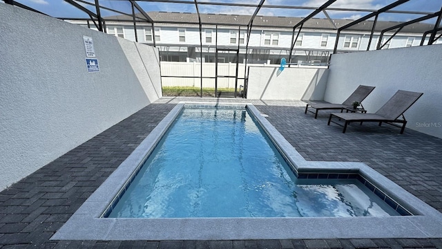 view of pool featuring a jacuzzi and a patio