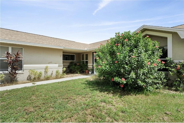 view of front of property featuring a front lawn