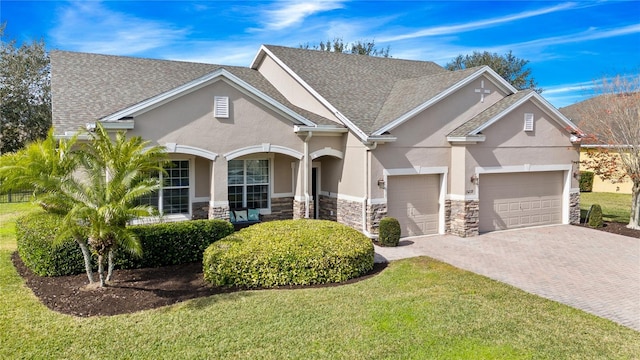 view of front of property featuring a front lawn