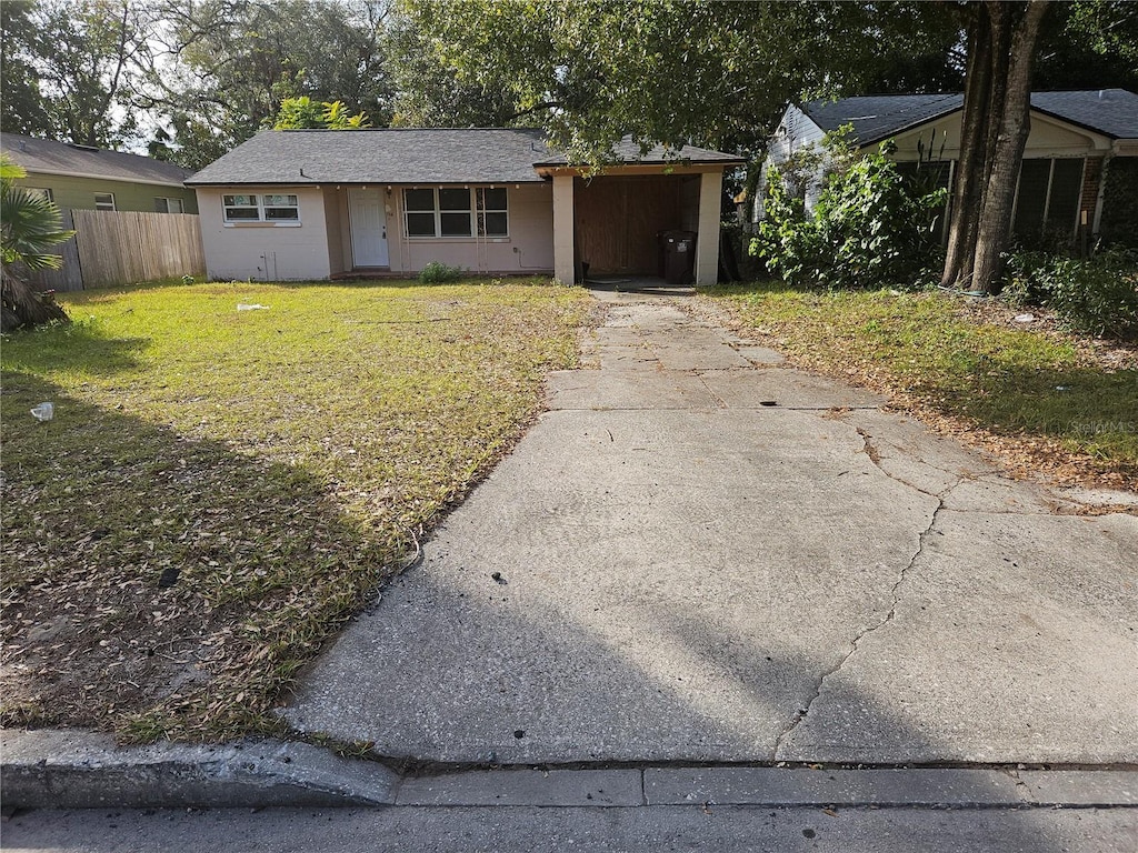 single story home featuring a front lawn