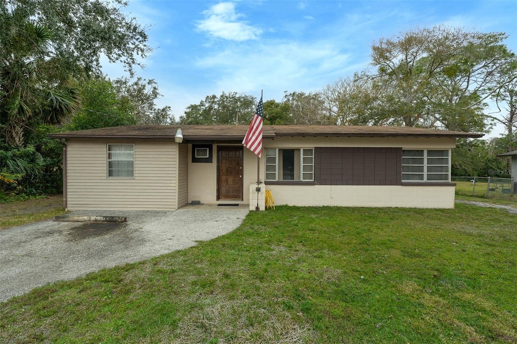 single story home with a front lawn