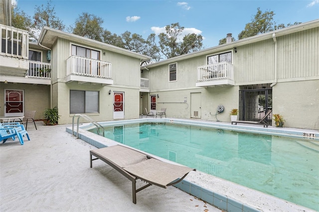 view of swimming pool