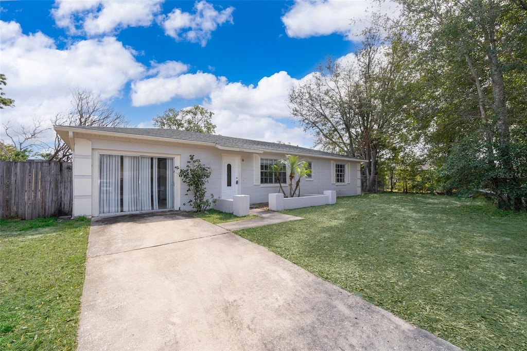 single story home featuring a front yard