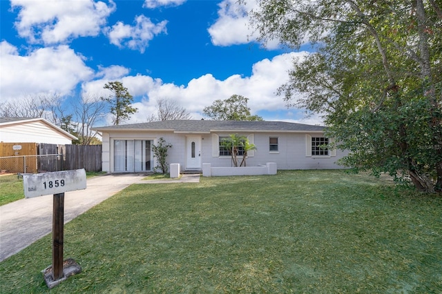 ranch-style house featuring a front yard