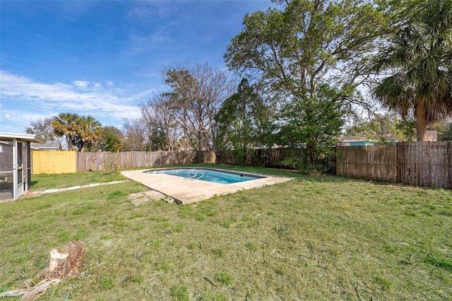 view of swimming pool with a yard