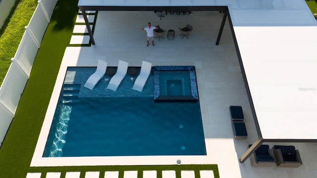 526 First Cape Coral Dr, Winter Garden, FL 34787 - view of pool featuring an in ground hot tub