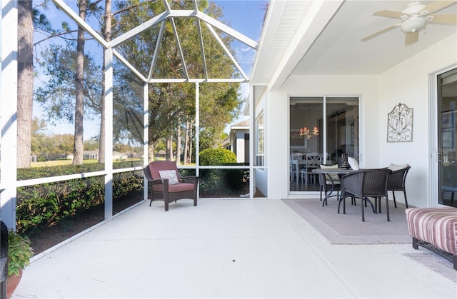 sunroom with ceiling fan