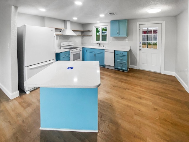 kitchen featuring blue cabinetry, sink, light wood-type flooring, white appliances, and exhaust hood